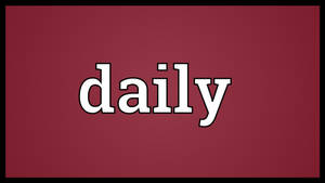 粗體白色文字「daily」在酒紅色背景上，帶有黑色邊框。
