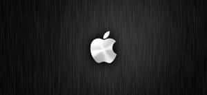 在深色拉絲金屬表面上閃亮的銀色Apple標誌。