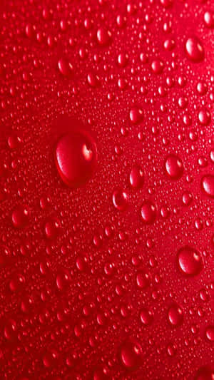 鮮紅色紋理表面上的閃爍水珠。 — iPhone 7 壁紙
