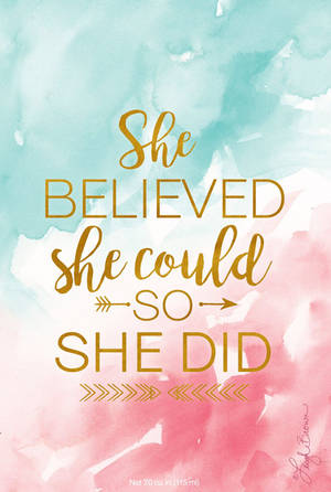水彩背景上金色勵志名言「She believed she could so she did」。