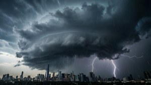 暴風雨中的城市天際線，閃電和雨
