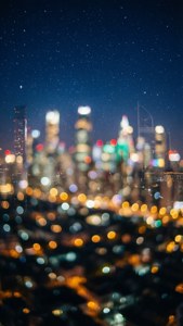 夜空下，城市燈光模糊成發光的光球。 — 夢境 GIF 壁紙