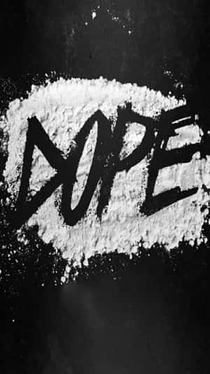 在深色牆上的白色粉末上寫著的塗鴉字 dope