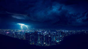 夜間暴風雨中閃電照亮的天際線。