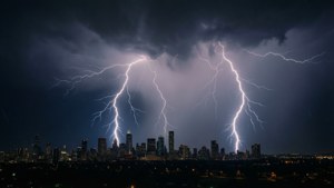 閃電在暴風雨之夜照亮城市天際線。