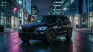黑色BMW SUV停在夜間濕漉漉的城市街道上，帶有霓虹燈反射。