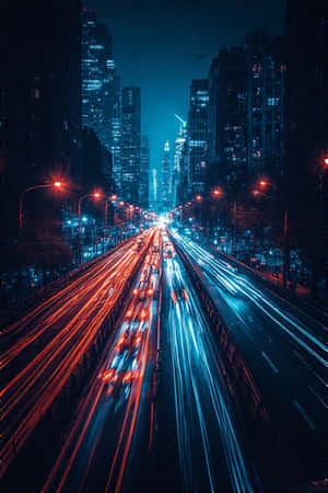 夜晚的城市高速公路，高樓之間有紅色和藍色車燈的條紋。