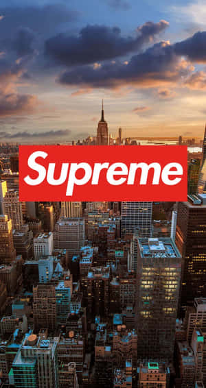 日落時分的紐約市天際線，帶有紅色 Supreme 標誌覆蓋。