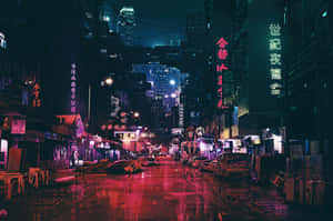 雨夜霓虹燈城市街道，發光招牌和濕漉漉人行道上的倒影。
