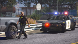 警察在街道上接近一輛閃著燈的警長巡邏車。