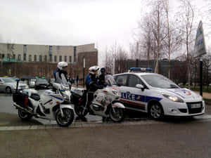 警察與電單車及汽車在濕漉漉的城市行人路上
