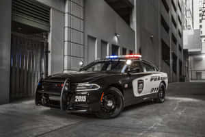 夜晚城市小巷中停著一輛閃著警燈的黑白警車。