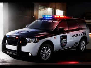 警用SUV在夜間停在車庫中，閃爍著燈光。