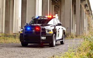 混凝土天橋下閃爍燈光的警用卡車。