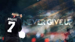 足球員Mbappe身穿7號球衣雙手合十，夜晚在'NEVER GIVE UP'文字後面。