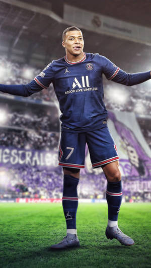 足球員基利安·麥巴比身穿PSG球衣在燈光球場上慶祝。