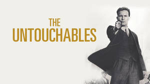 西裝男子在「The Untouchables」標題文字旁手持徽章。