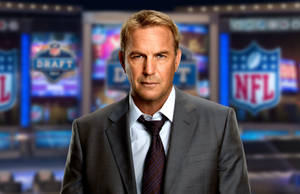 在NFL選秀轉播工作室中穿著西裝和領帶的男子。