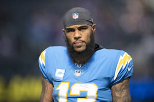 穿著藍色12號球衣和帽子的NFL足球運動員