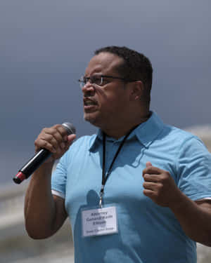 司法部長 Keith Ellison 喺公共戶外活動中發言。 — 政治 壁紙