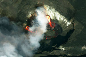 火山噴發，明亮的熔岩和濃煙從火山口升起。