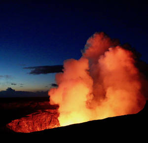 火山爆發，發光的熔岩和煙霧映襯著黑暗的暮色天空。