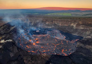 日落時火山口，發光熔岩和煙霧