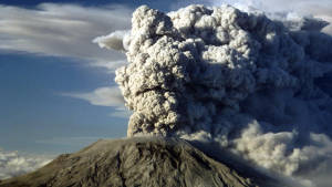 火山爆發，濃厚的灰雲映襯藍天