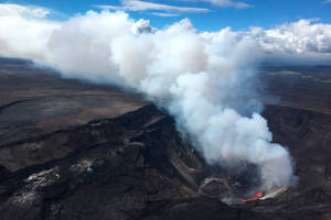 火山噴發，熔岩和煙霧升上天空。