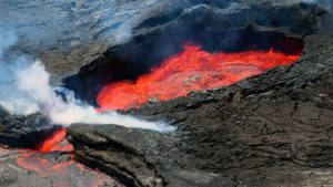 帶有流動熔岩和煙霧的火山口