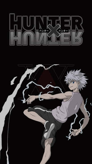 白髮動漫角色在 Hunter x Hunter 標誌場景中釋放閃電。