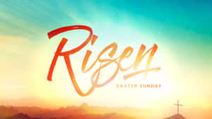 復活節主日，日出照耀山巒，上有十字架和「Risen」字樣。