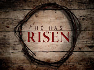 荊棘冠冕與文字「He Has Risen」在質樸的木頭上。