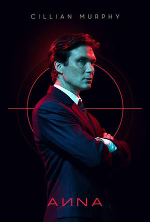 Cillian Murphy 身穿深色西裝，在紅色燈光下交叉雙臂，身後有一個瞄準十字線。