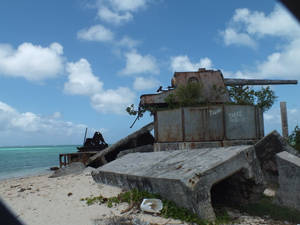 熱帶海灘上的生鏽軍事地堡，海洋與天空 — 戰爭 壁紙