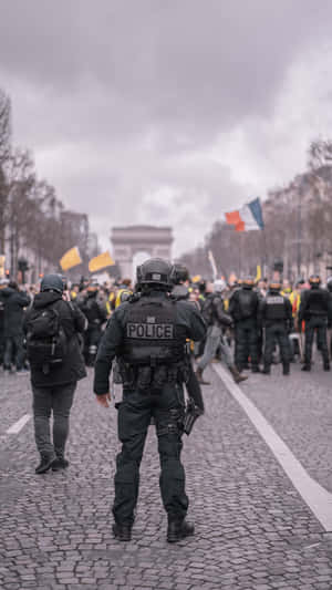 全副武裝的警察面對凱旋門附近的抗議人群。
