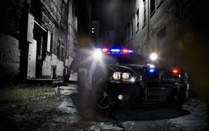 警車閃爍著燈光，夜晚停放在黑暗的城市小巷中。