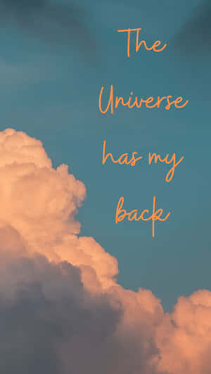 帶有勵志文字「The Universe has my back」的日落雲彩。 — 美學 壁紙