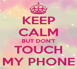 帶有皇冠和粉彩背景的「Keep calm but don't touch my phone」訊息。