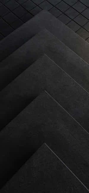 鋪砌表面上的人字形深灰色紋理瓷磚。 — 純灰色 壁紙