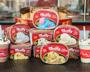 商店櫃檯上的 Thrifty 雪糕桶和聖代。