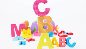 堆疊的彩色泡沫字母以相反順序拼出 C B A。