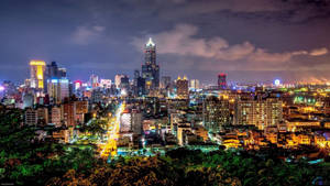 從山坡上觀賞夜晚的城市，建築物和街道閃爍著光芒。