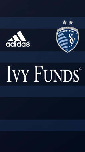 深藍色條紋背景上嘅 Kansas City Sporting 球隊標誌、Adidas 標誌同 Ivy Funds 文字。 — 足球 壁紙