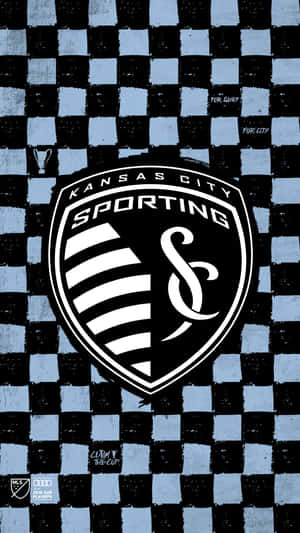 Sporting Kansas City 足球隊標誌，置於格子背景上，附有獎盃和文字細節。 — 足球 壁紙