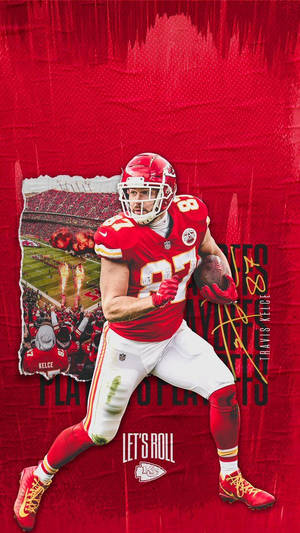 Travis Kelce 身穿酋長隊球衣在紅色背景上持球奔跑。