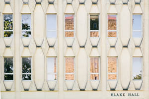 Blake Hall 的立面，窗戶映照出樹木和沙漠景觀。