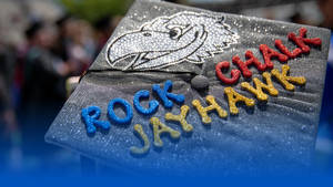 閃亮畢業帽，帶有Jayhawk吉祥物和Rock Jayhawk文字。 — 學校 壁紙