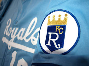 帶有刺繡球隊標誌的皇家隊棒球球衣特寫。