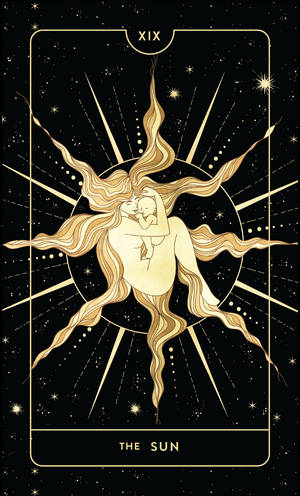 塔羅牌「太陽」展示一位金色太陽神在星空夜空下抱著一個孩子。